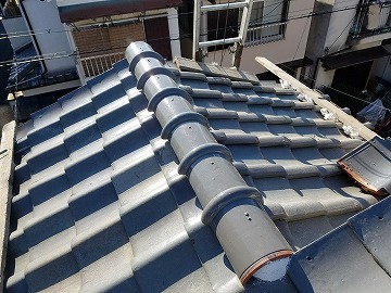 防災棟瓦の施工完了した様子