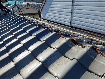 瓦と瓦の隙間においあて瓦の施工