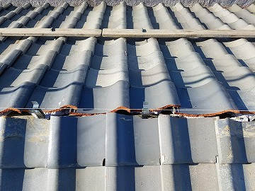 瓦と瓦の隙間においあて瓦の施工