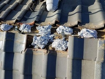 瓦と瓦の隙間においあて瓦の施工