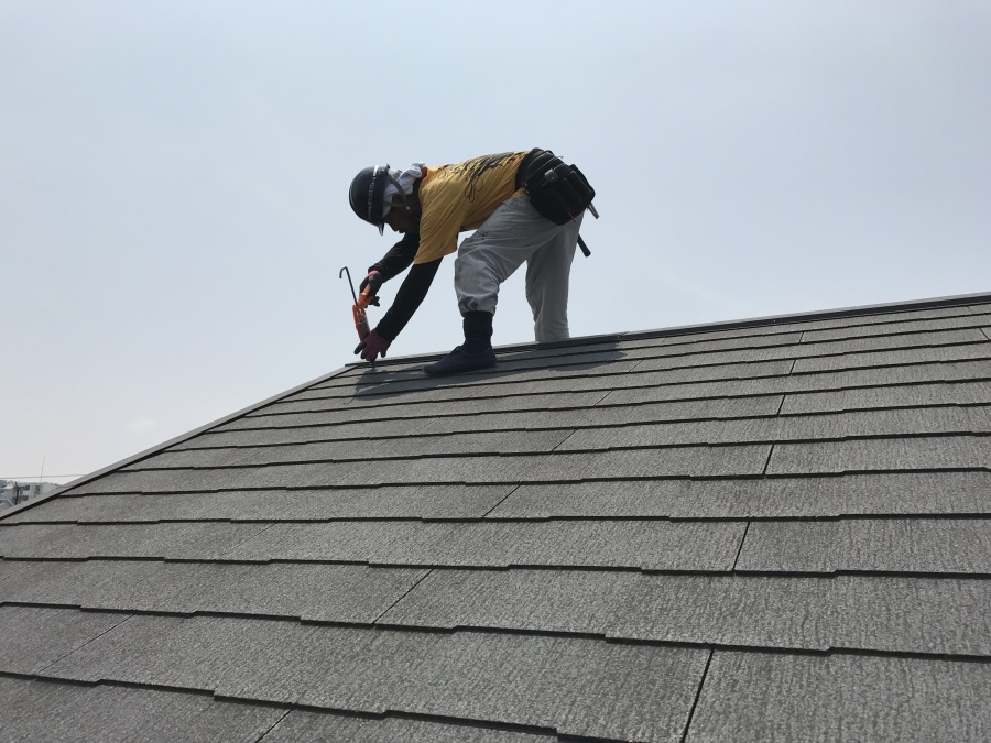 スレート屋根の補修をする職人