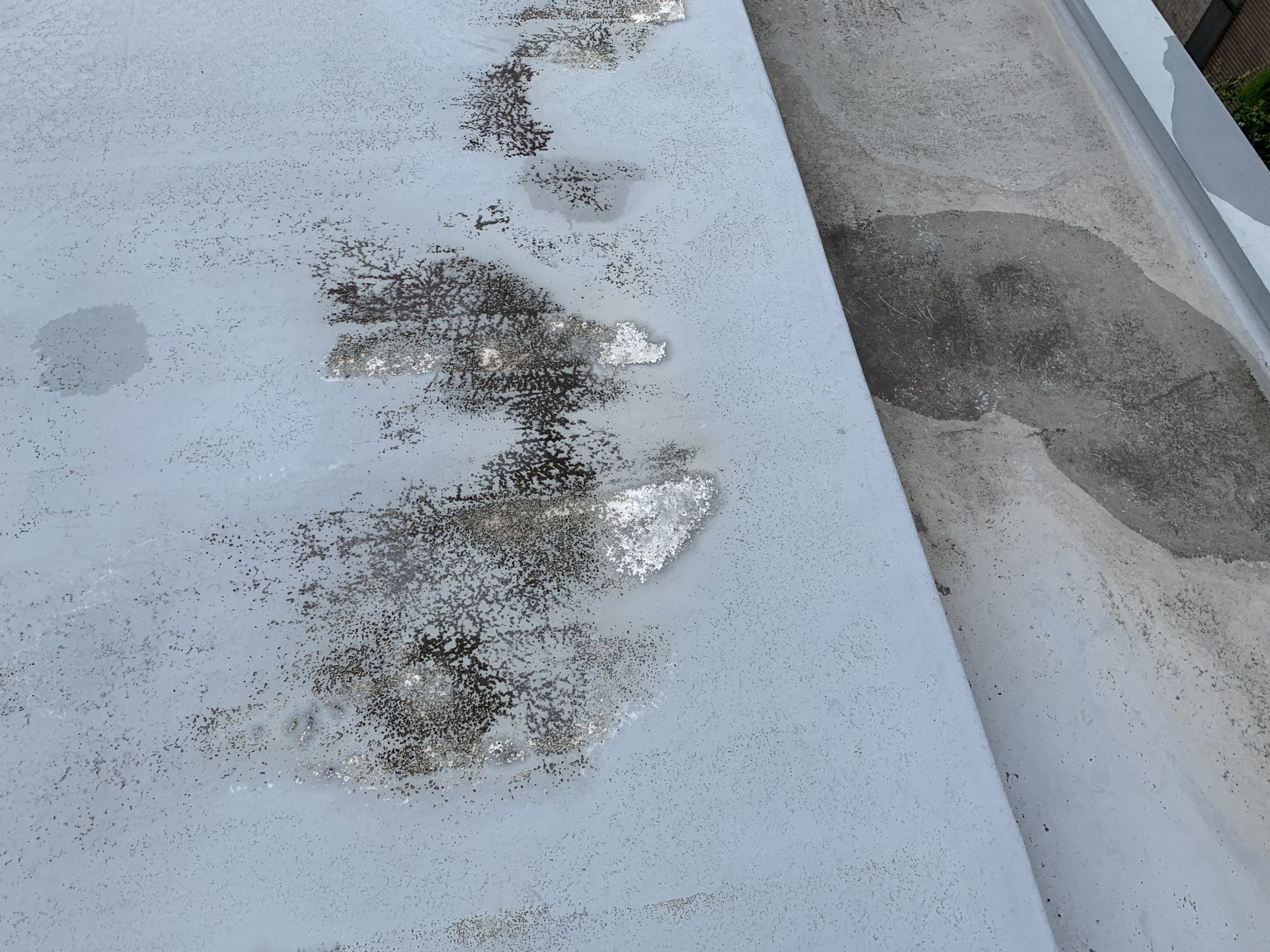 防水性の低下した屋上の床面