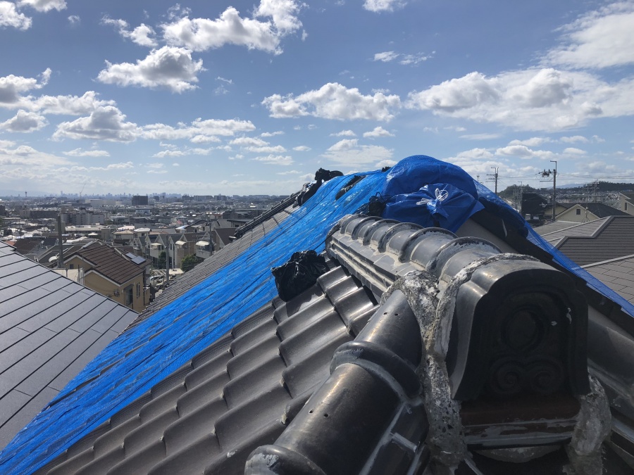 台風による瓦屋根の倒壊をブルーシートネットでカバー