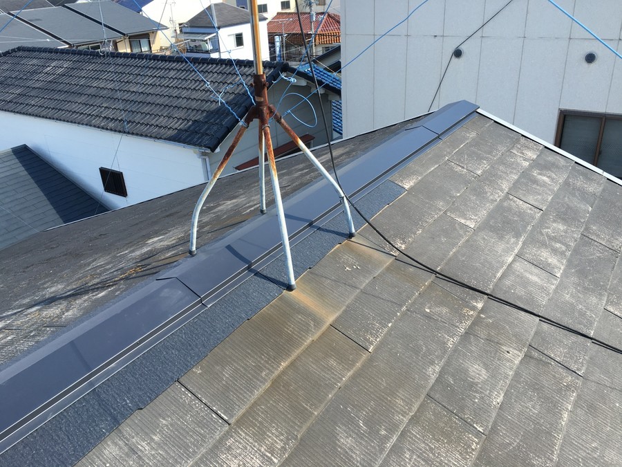 大阪市 割れたカラーベスト屋根！破損部分と屋根板金の交換工事で強風に備える！