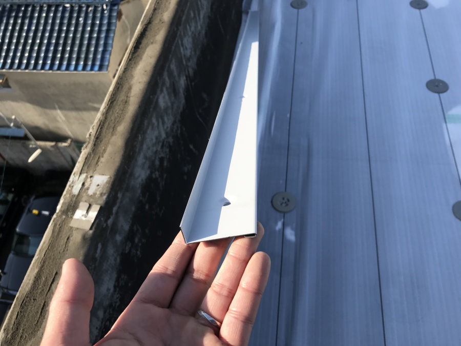 コーナー部に塩ビ鋼板の取付け