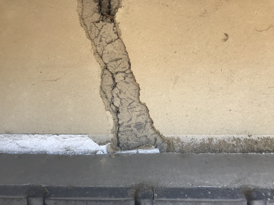 地震で剥がれ落ちた外壁