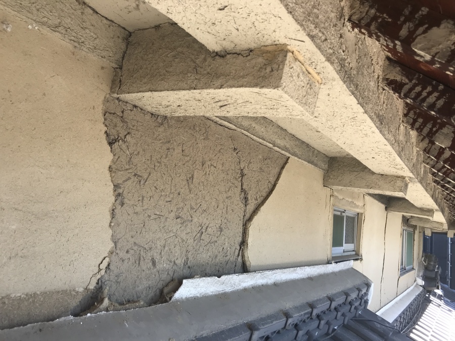 地震で剥がれ落ちた外壁