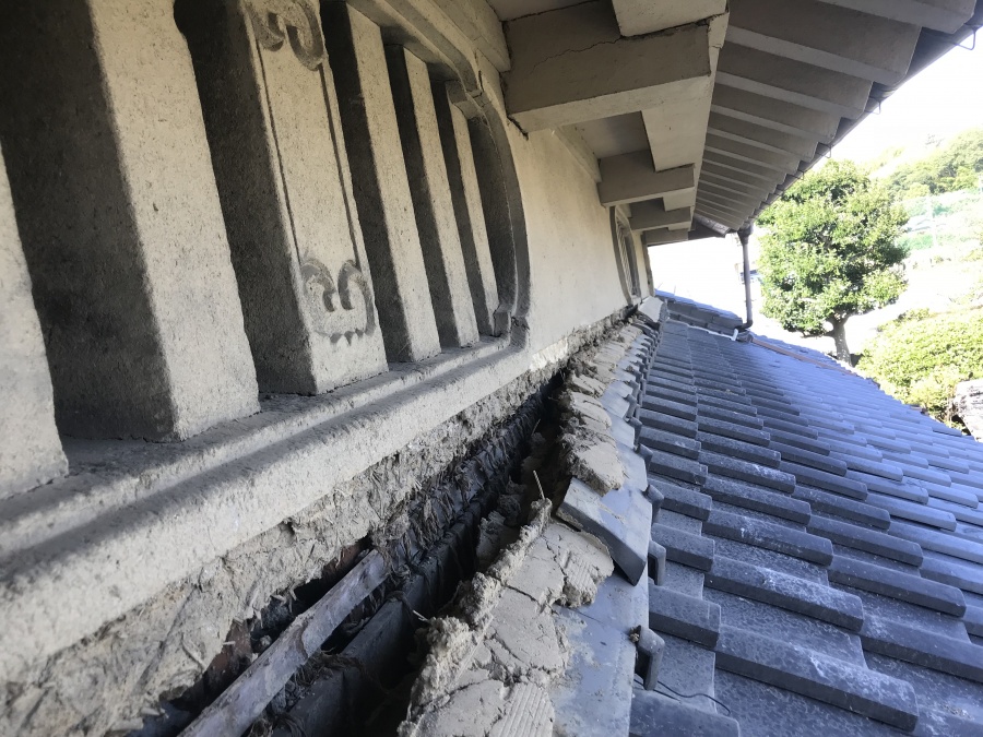 地震で剥がれ崩れた屋根と外壁