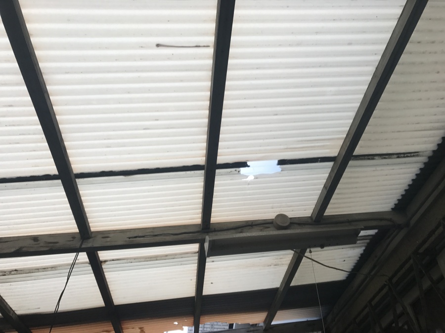 既存の塩ビ波板の状態