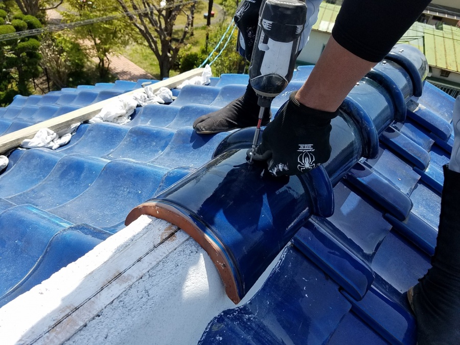 青緑色の冠瓦の設置