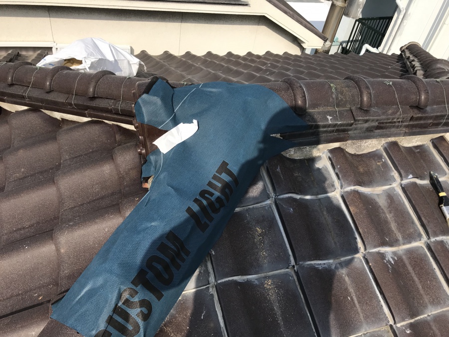 防水シート屋根材で棟に応急処置