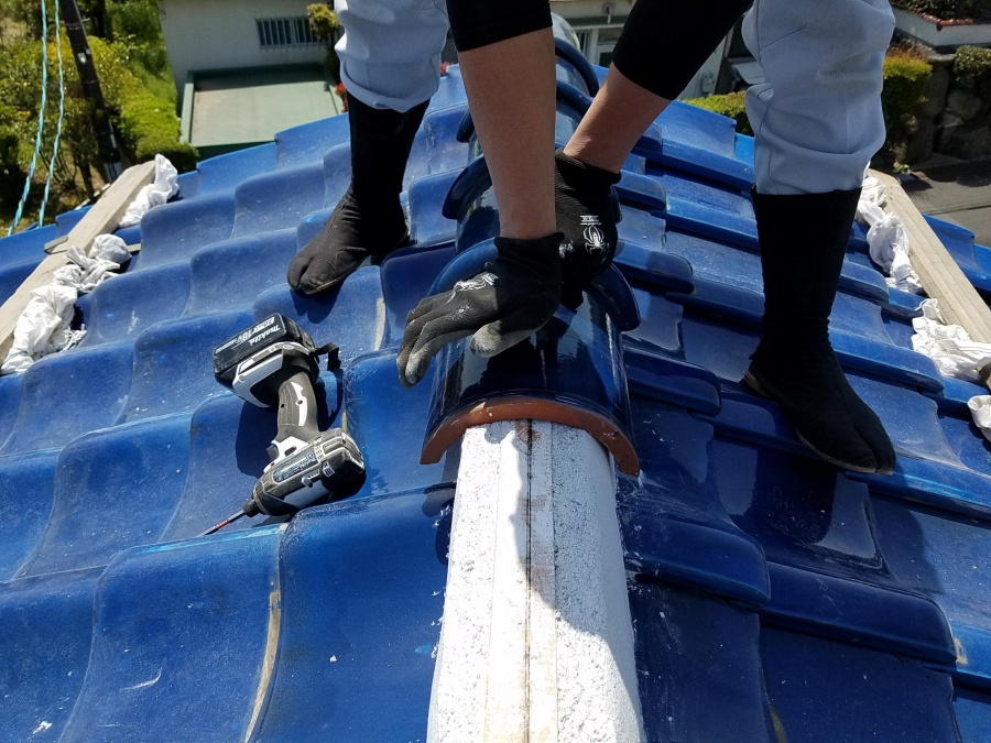 青緑色の冠瓦の設置