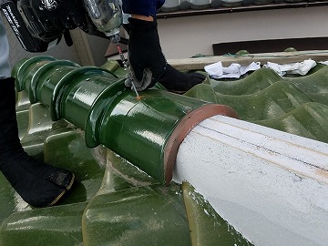 冠瓦にビス留め