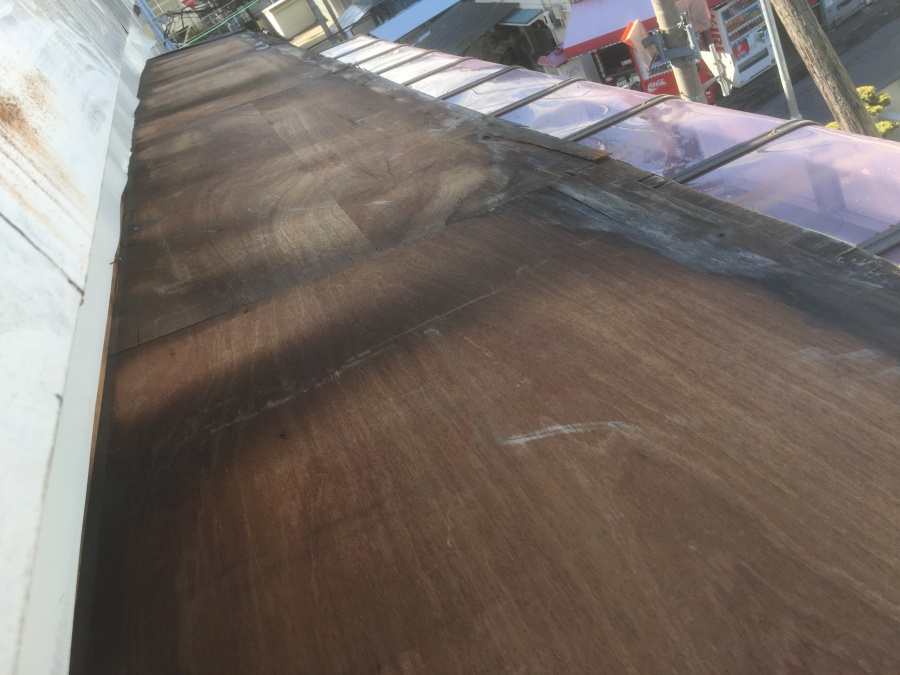 庇板金葺き替え　下地木　痛み