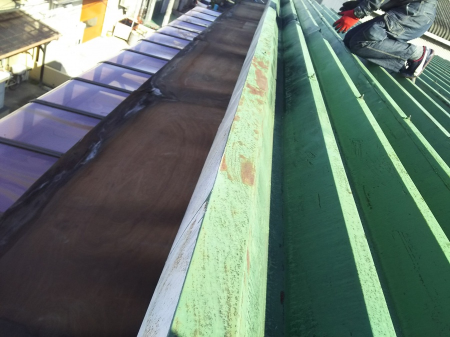 庇板金葺き替え　下地木　痛み