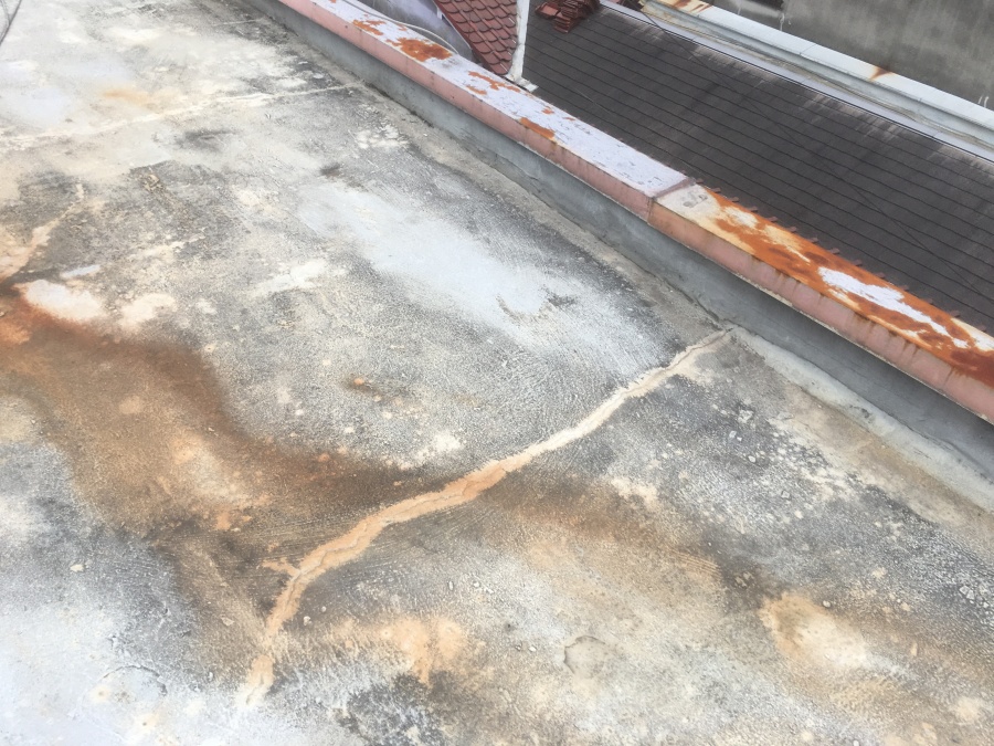 防水塗装のとれた劣化した屋上
