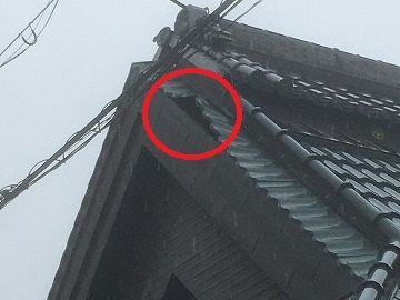 足場作成　屋根のめくれ