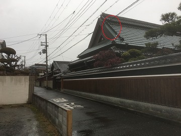 足場作成　屋根のめくれ