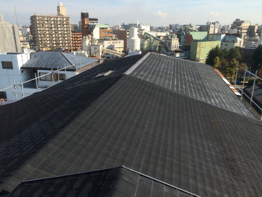 屋根カバー工法前のアパート屋根