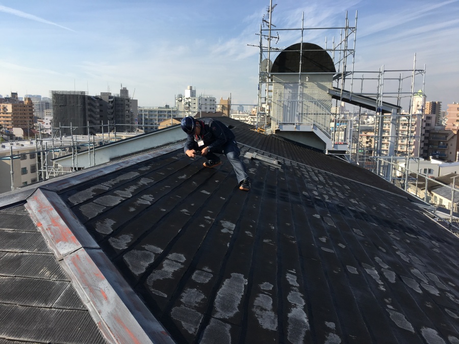 補修前のアスファルトシングル屋根を調査