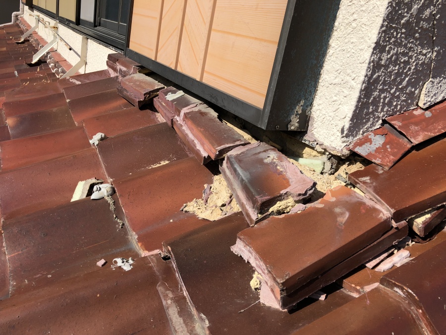 台風で崩壊した屋根と壁の取り合い部分