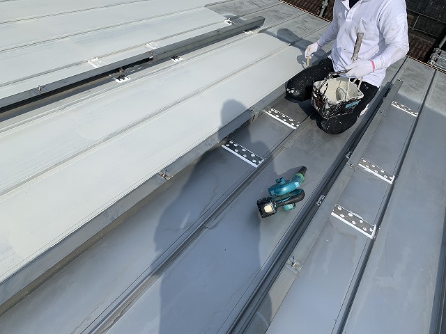 屋根に錆止め塗布