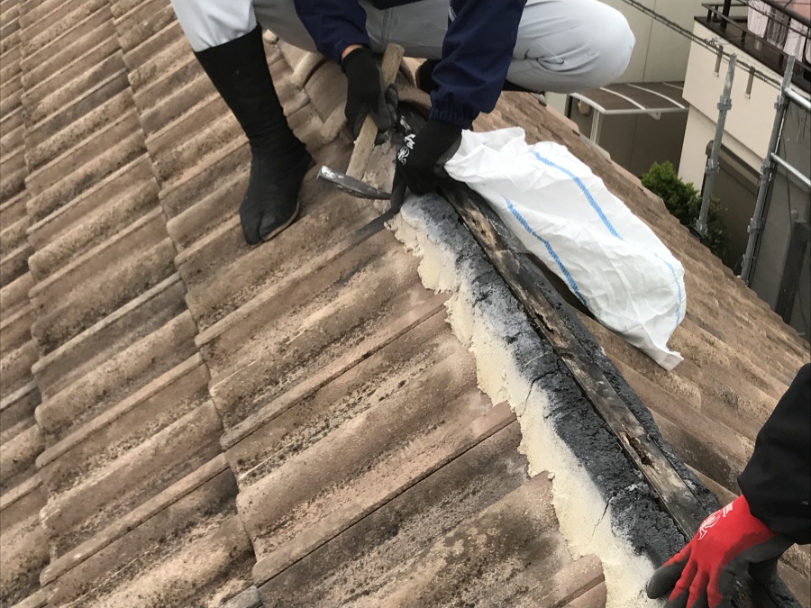 既存葺き土としっくいの撤去