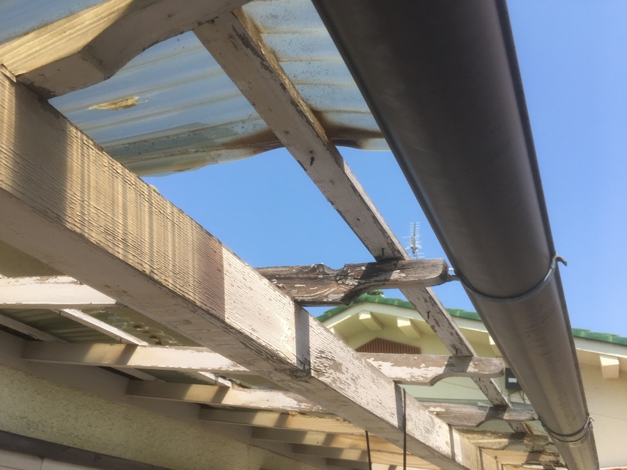 破損したポリカ波板