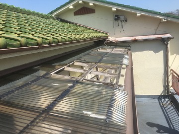 割れた波板ポリカ