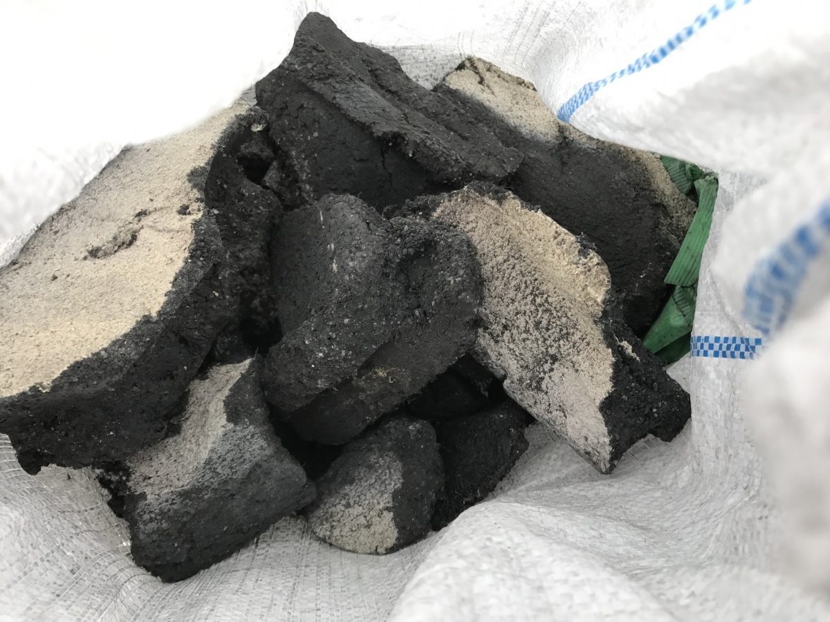 既存しっくいと土を撤去