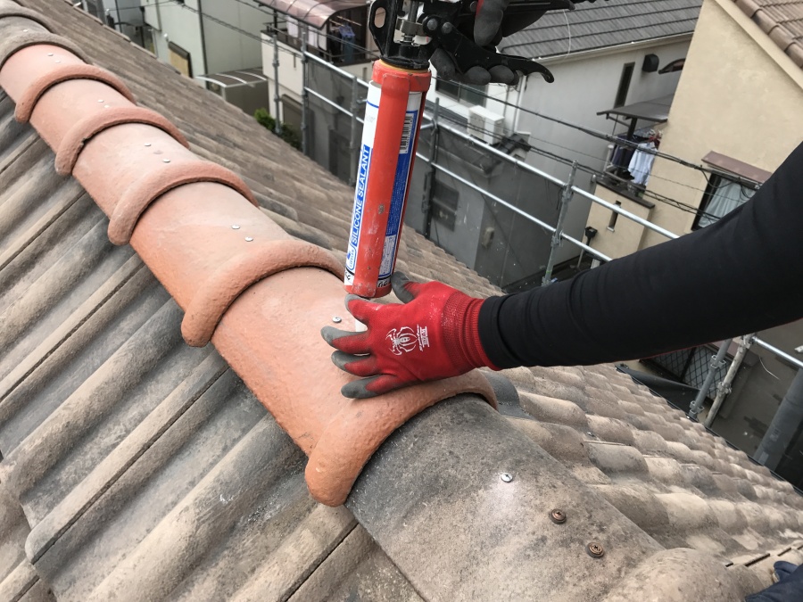 棟瓦　冠瓦の施工　コーキング打ち