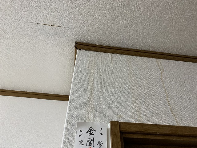 雨漏りによって生じた天井と壁のシミ