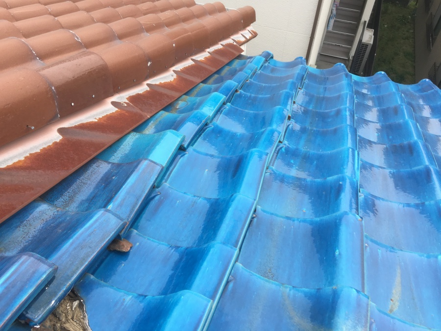 崩れている平場の瓦