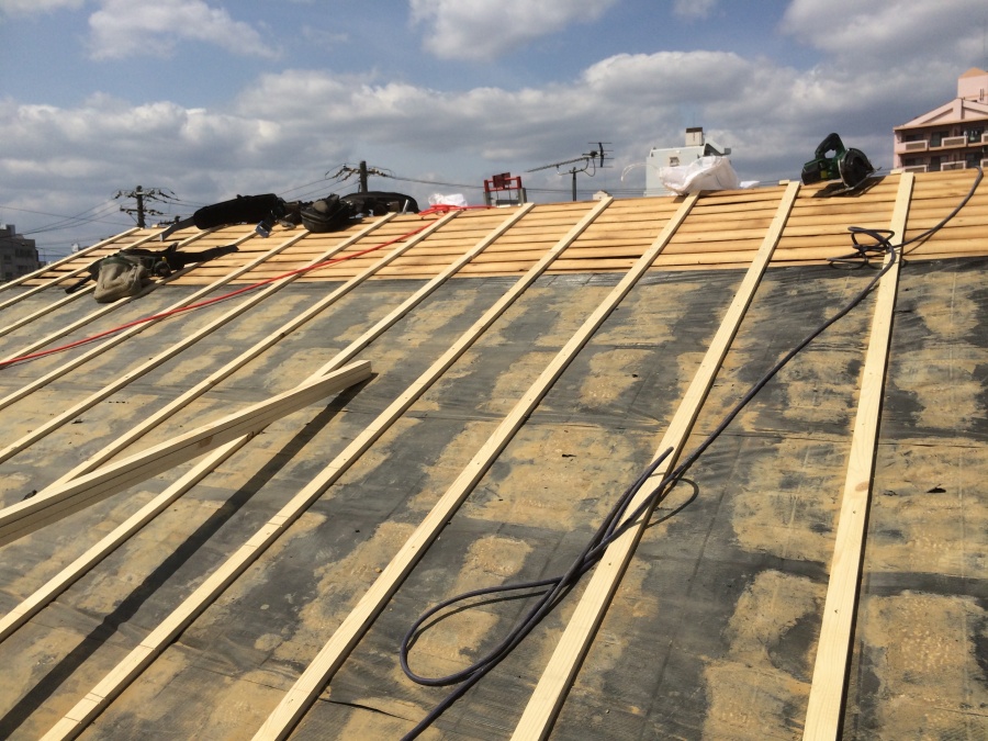 葺き替え工事のため屋根下地を垂木で調整中