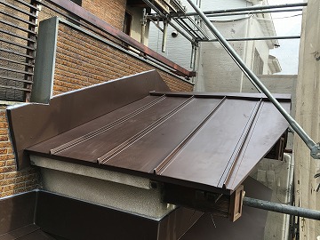 排水性にすぐれる立平葺きで施工された下屋根