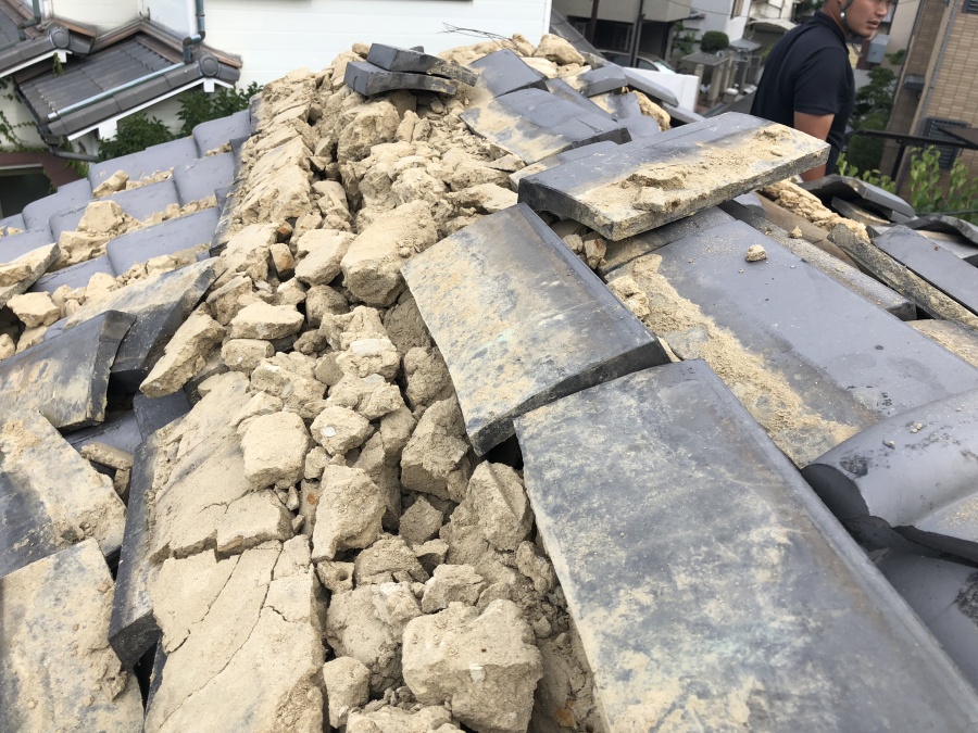地震の影響を受け崩れた瓦屋根