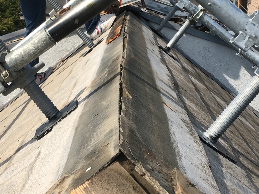 屋根カバー工事　水切り板金の施工　棟木撤去後