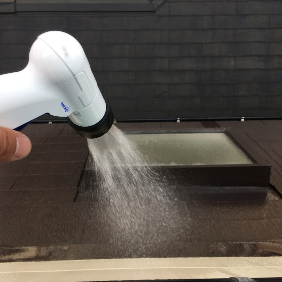 勾配屋根にある採光用の出窓に散水して雨水侵入の経路を調べる