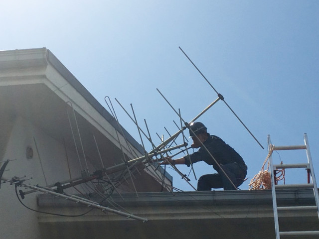 屋根のテレビアンテナの撤去中