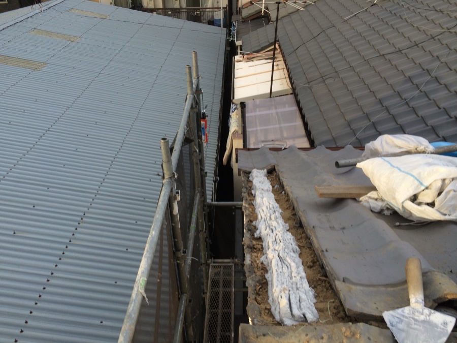 袖瓦をさしなおす下地としてなんばんを屋根に施工