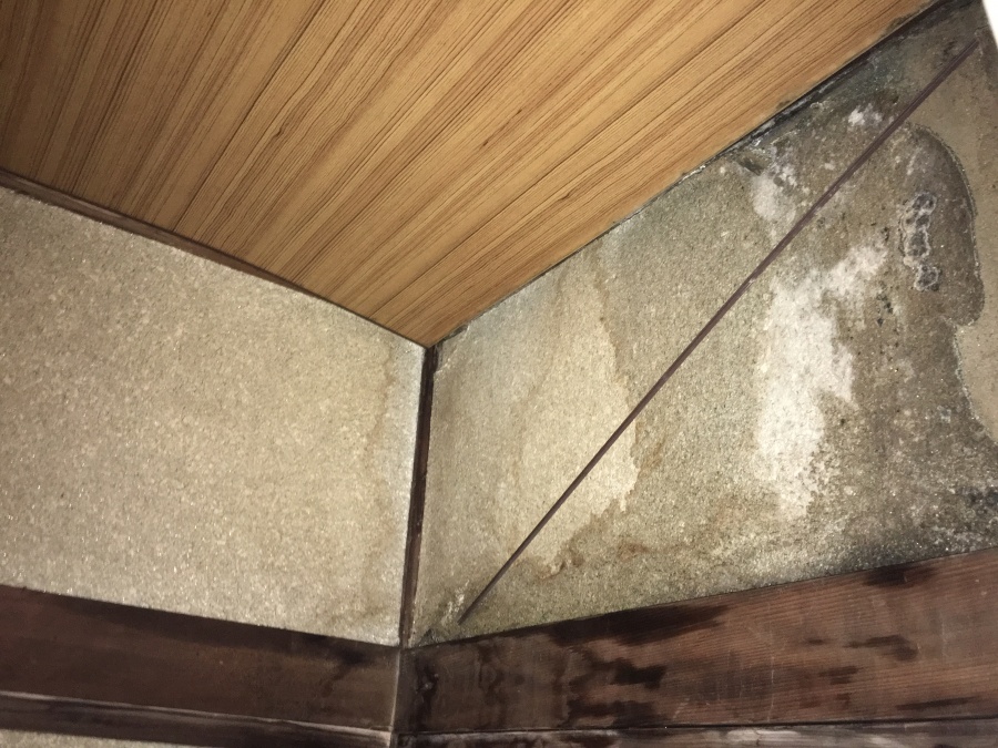 雨漏りによる天井と壁の剥がれ崩れなどの劣化
