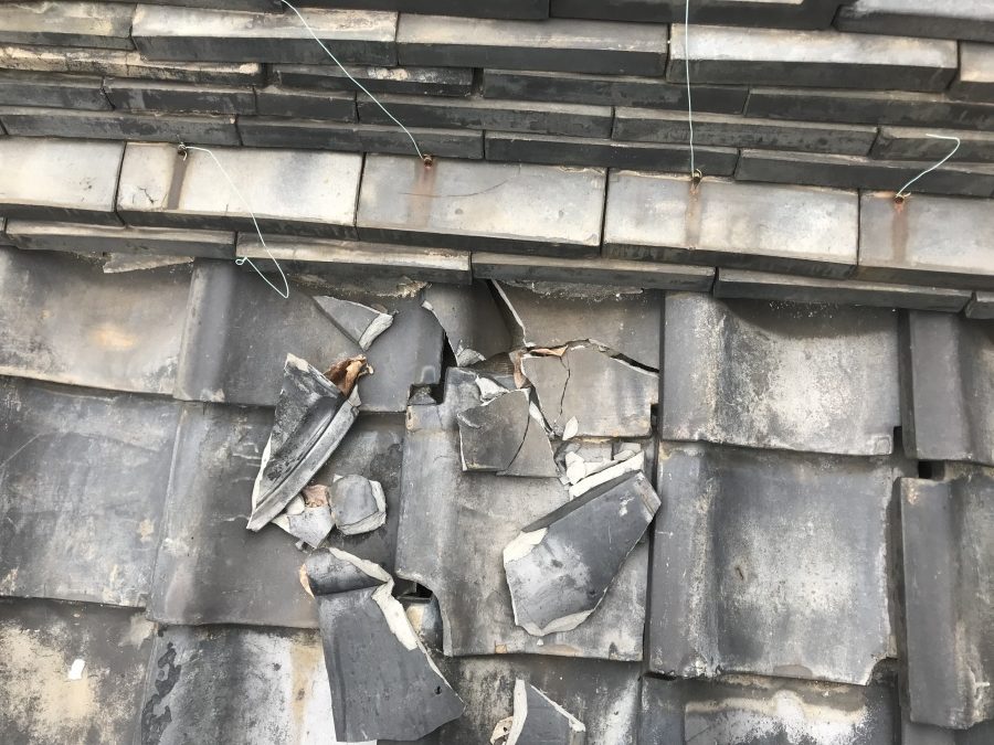 台風で崩れた瓦屋根