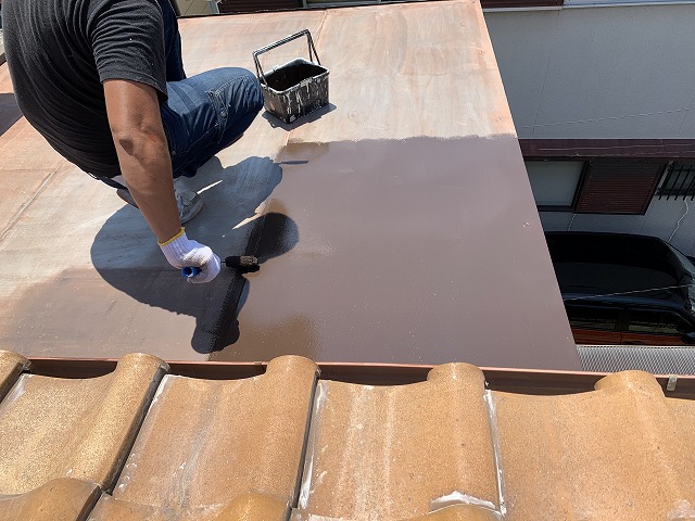 池田市 色褪せた金属屋根を部分的に塗装する屋根リフォーム！