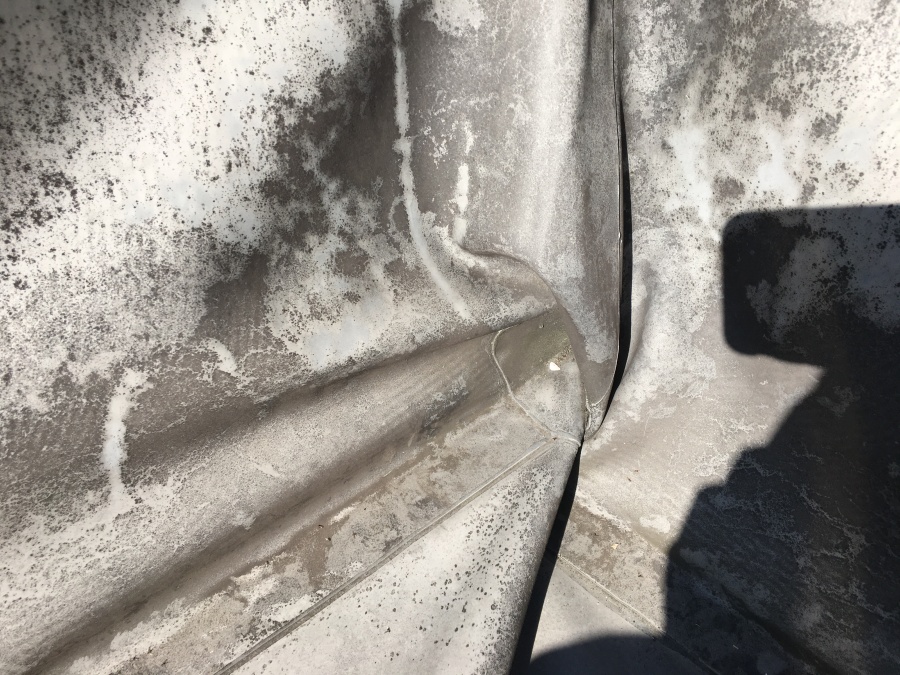 既存屋上塩ビシート防水劣化の様子