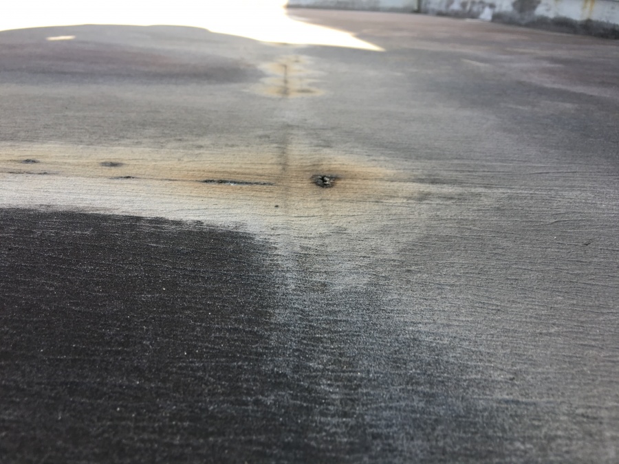 屋上から雨漏り 屋上にヒビ