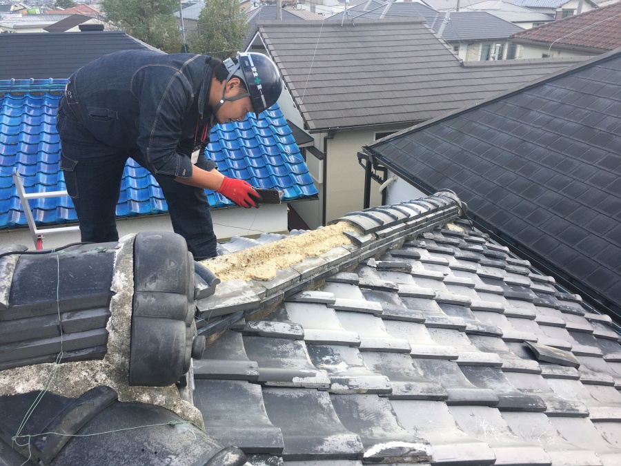 棟瓦が台風で飛散している状況