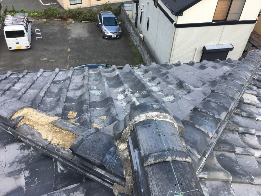 棟瓦が台風で飛散している状況