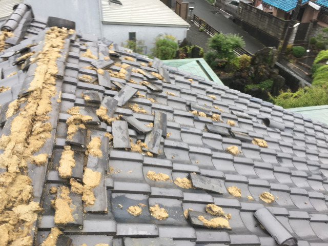 地震で崩れた一軒家の瓦屋根