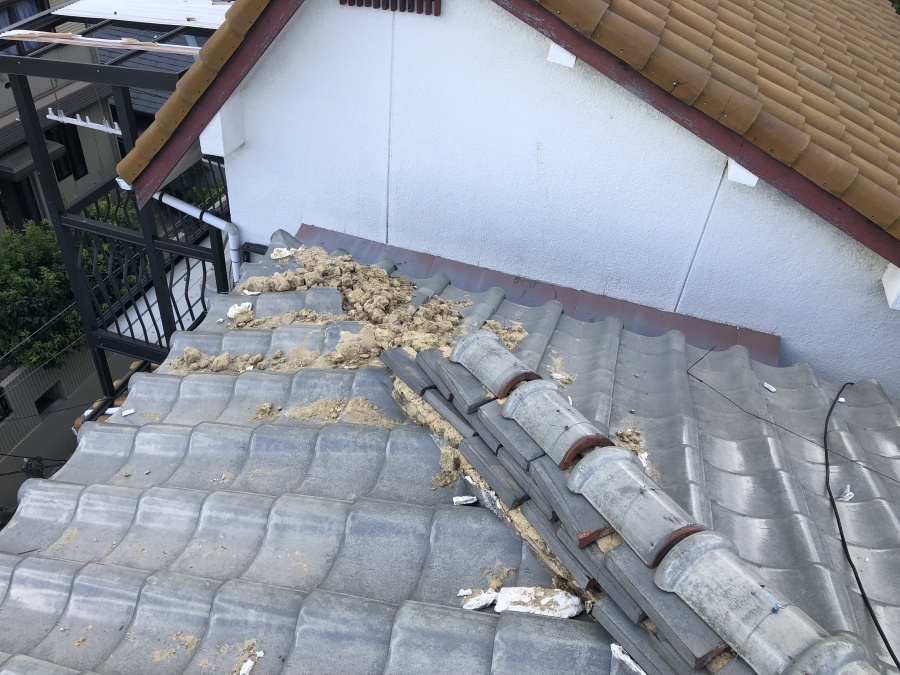 震災で崩壊した瓦屋根