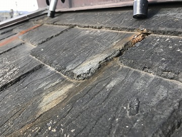 スレートに一部割れ